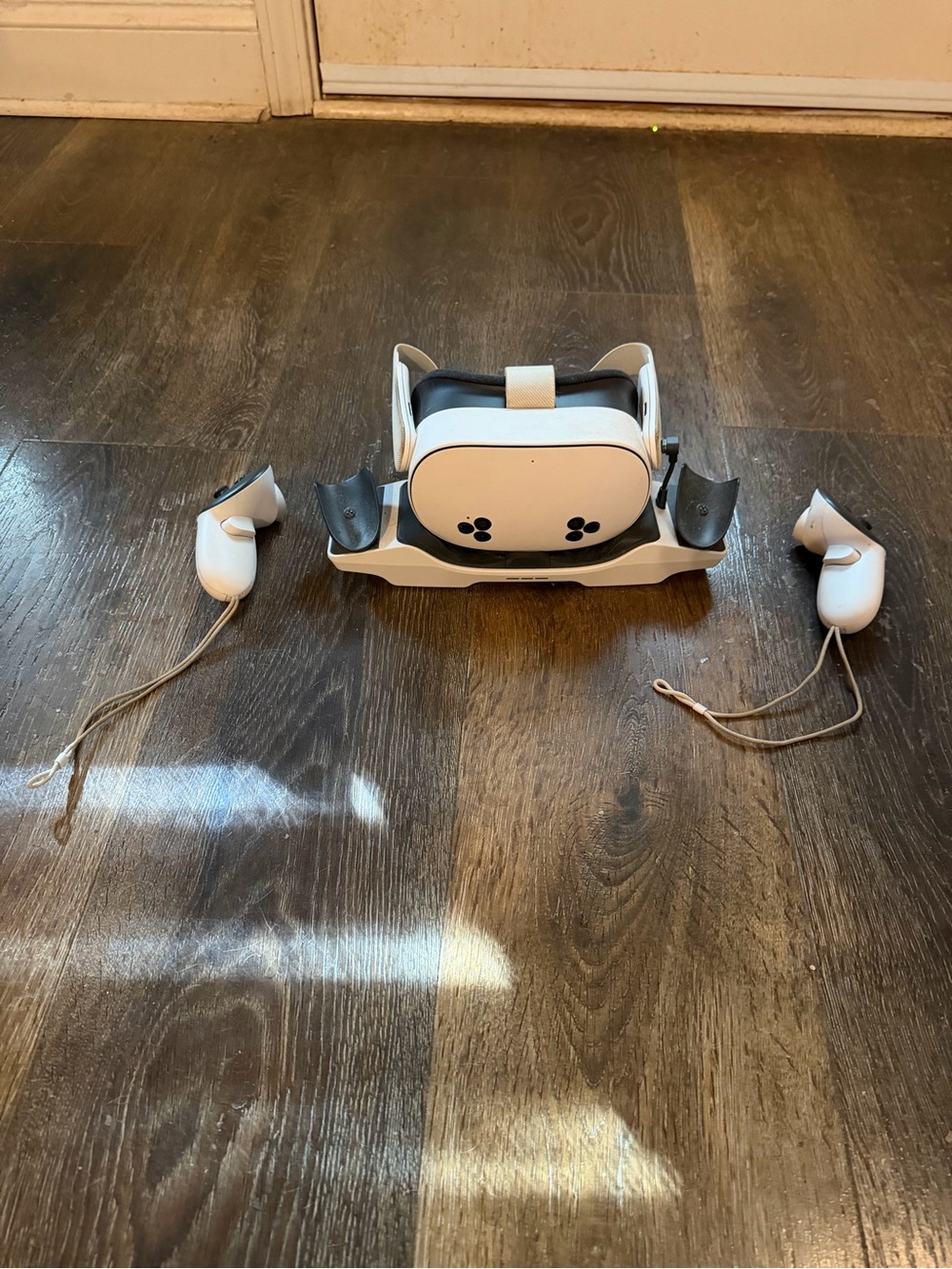 Quest VR Headset with White Controllers - White